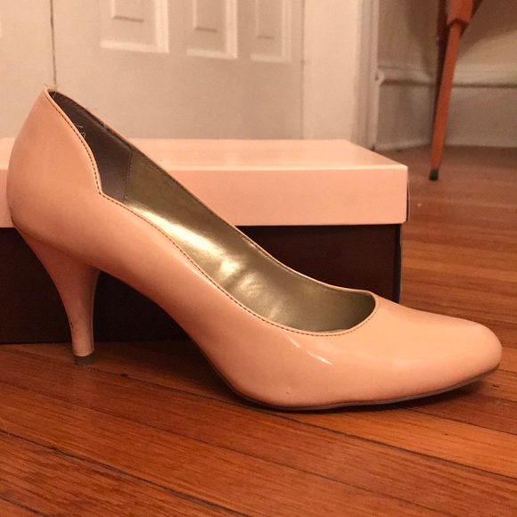 Bandolino Shoes - Bandolino light pink scalloped heels